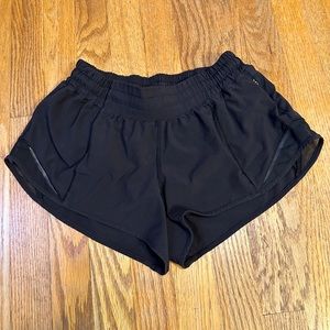 Lululemon Hotty Hot 2.5” shorts - size 6